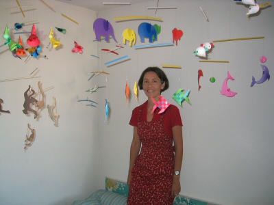 La tête dans les mobiles - atelier rempli de créations