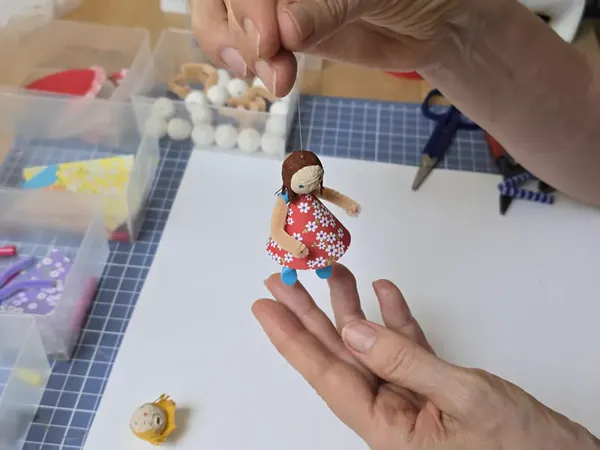 Personnalisation d'un mobile artisanal, cadeau de naissance unique