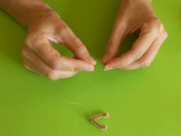 Mettre le fil sur l'aiguille