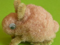 Détail d'un mobile de lapin fait main