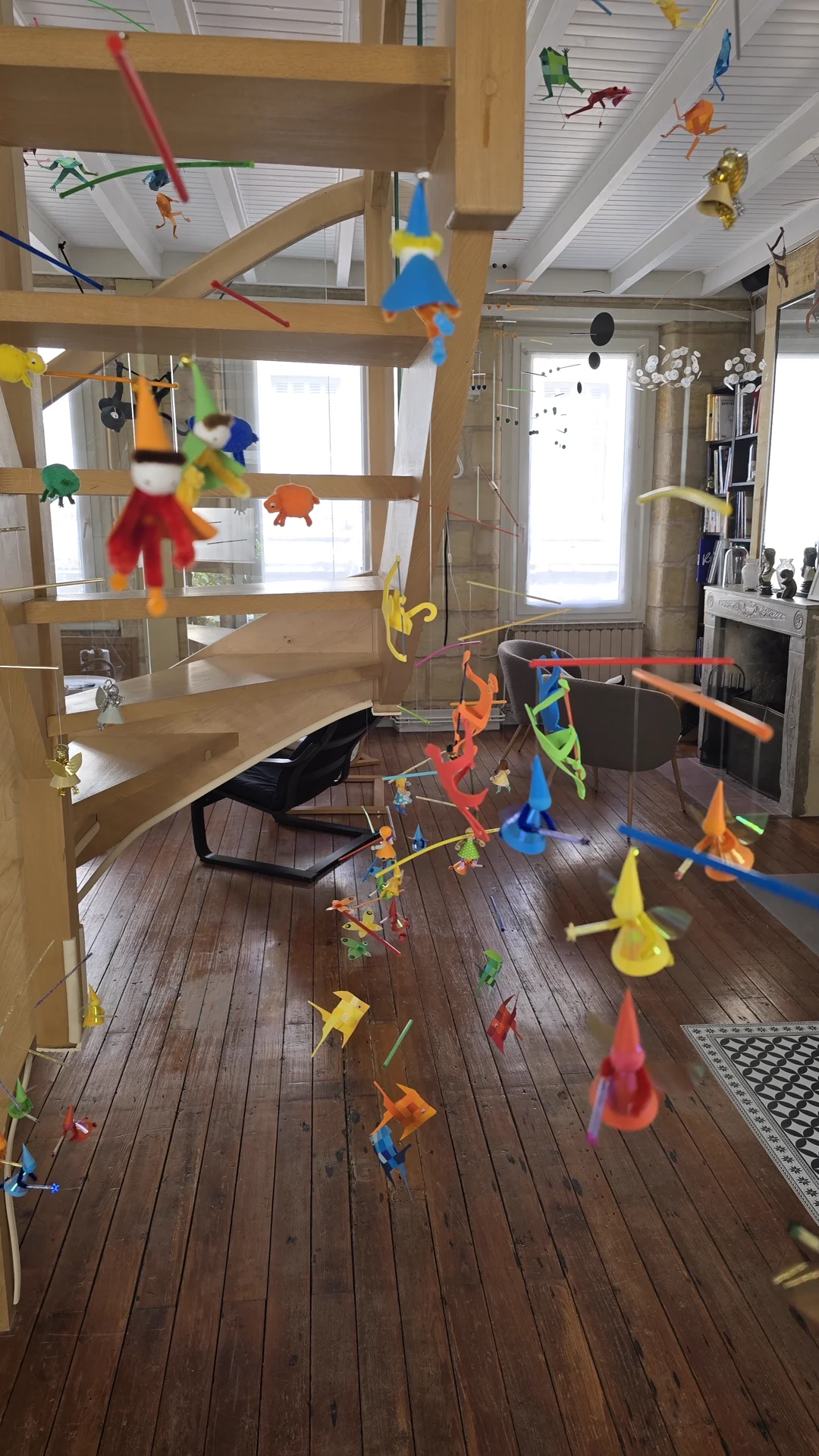 Le salon de Clotilde décoré de plusieurs mobiles pour ses petites-filles