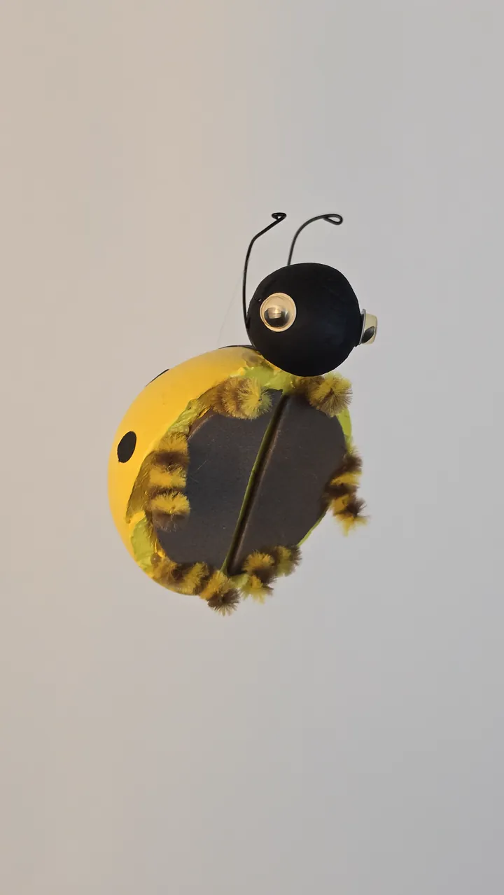 Mobile coccinelles - détail dessous plat et pattes en chenille
