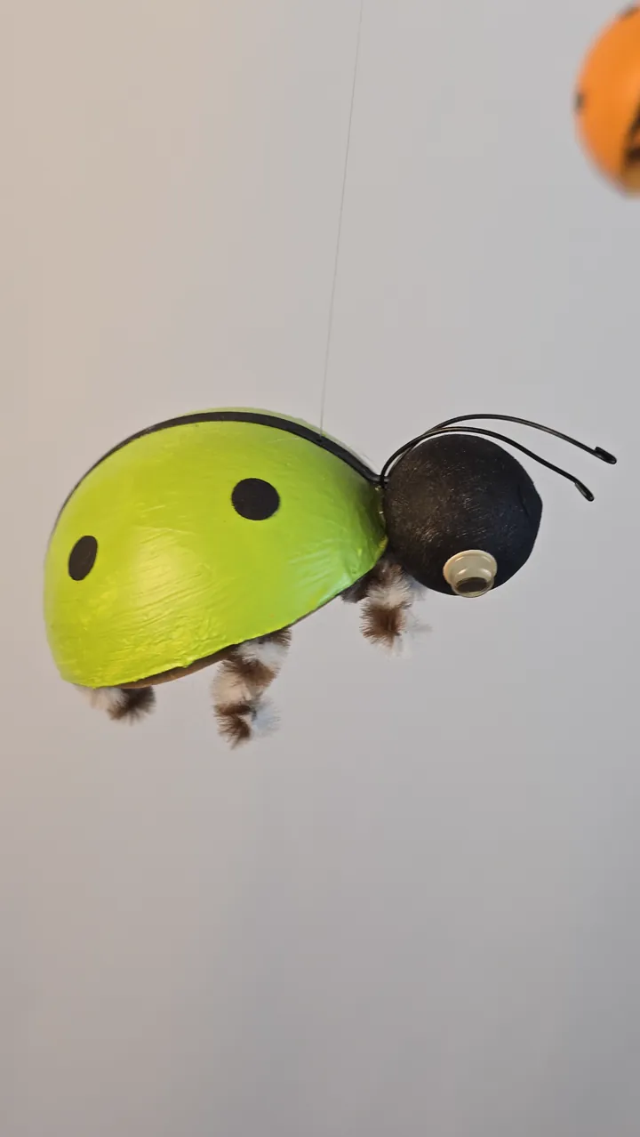 Mobile coccinelles - détail tube de plastique coloré et suspension