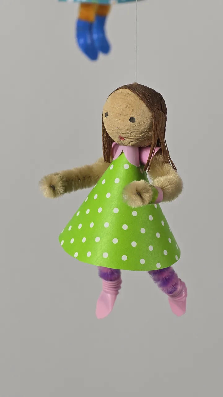 Mobile de petites coquettes - détail fillette robe verte à pois