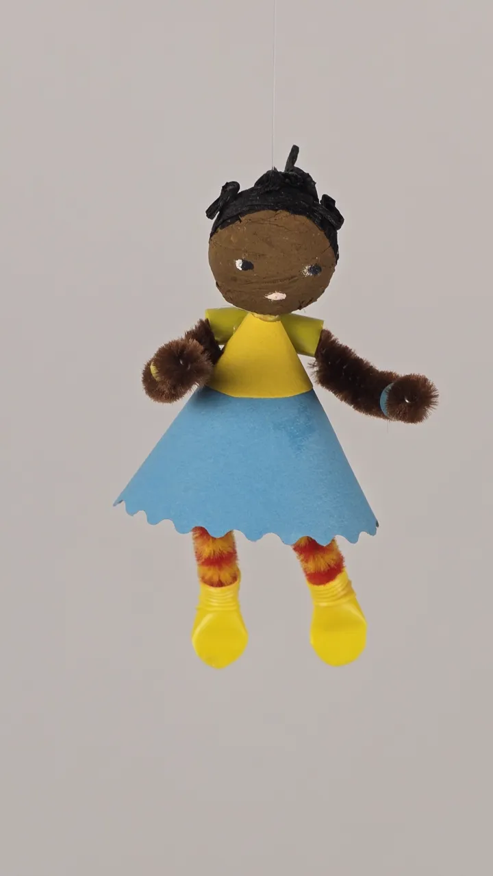 Mobile de petites coquettes - détail tenue colorée