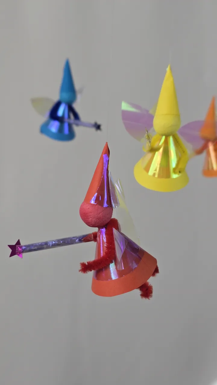 Mobile de fées - détail des chenilles et étoiles métalliques