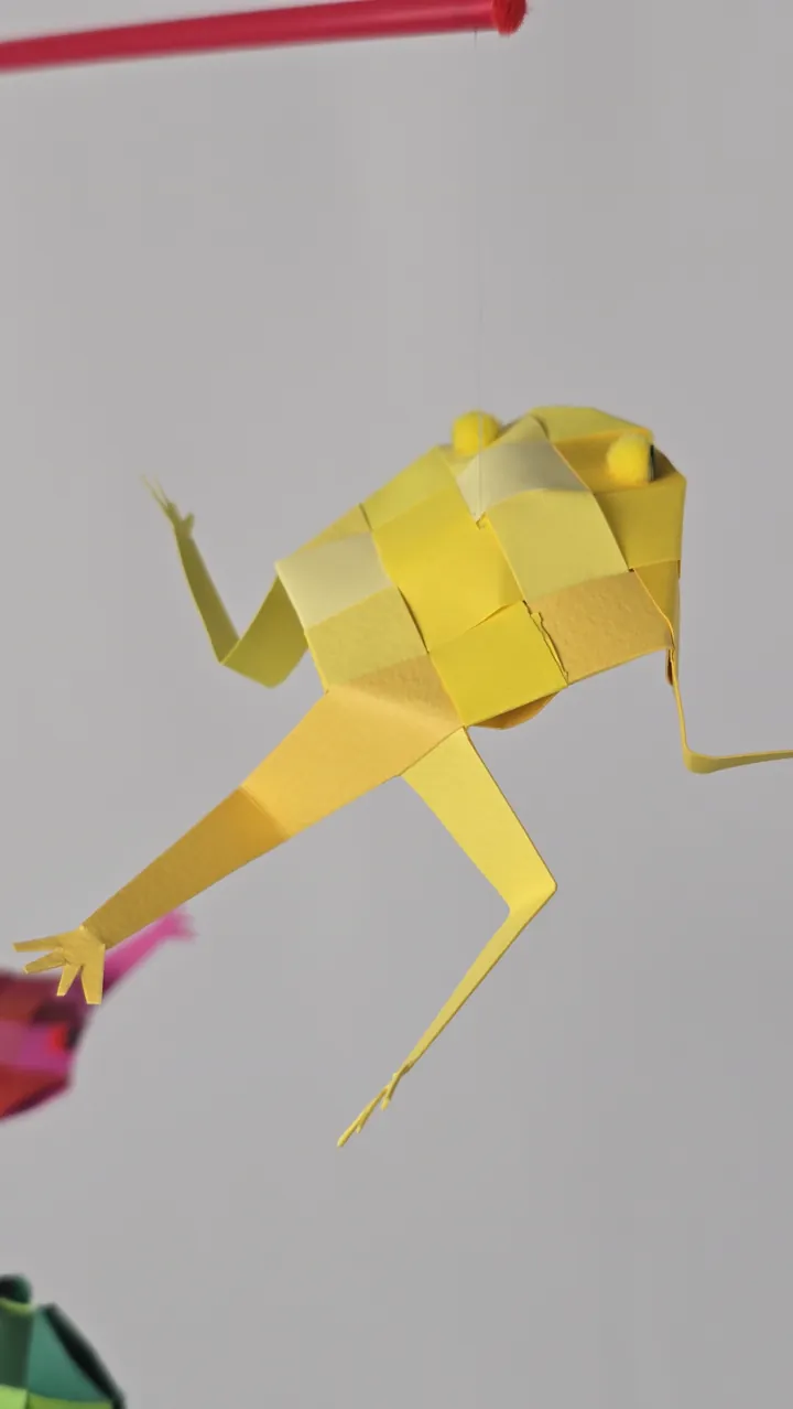 Mobile Rainettes en Fête - détail des pattes en extension et tubes de plastique