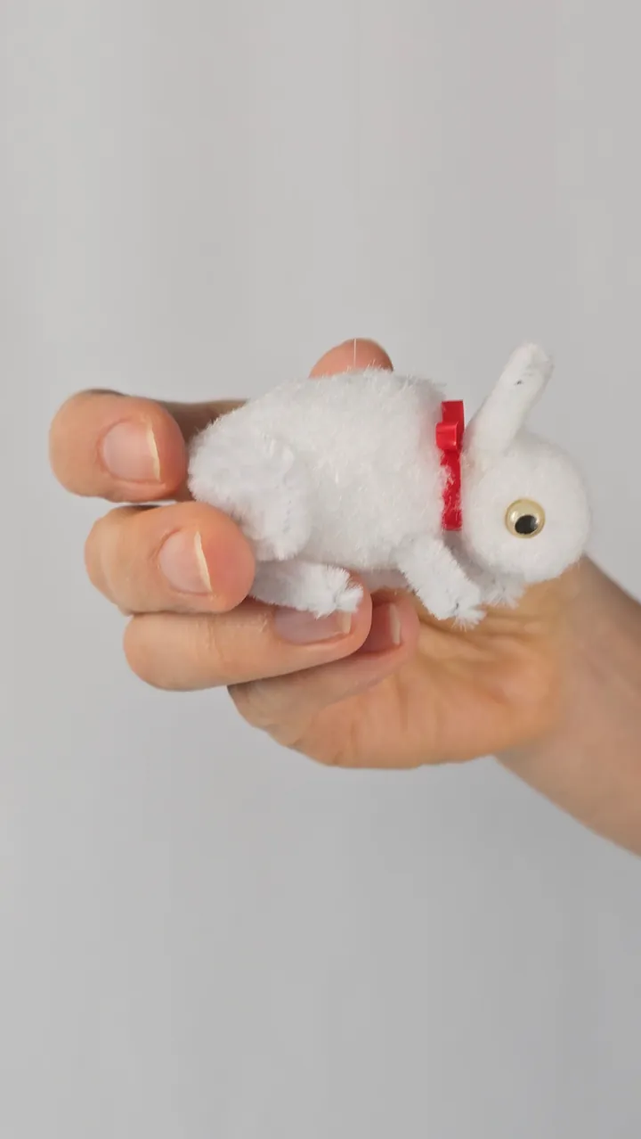 Mobile Lapins duveteux - détail d'un lapereau et de ses longues oreilles