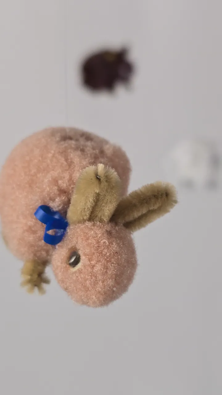 Mobile Lapins duveteux - détail texture pompon doux et chenille