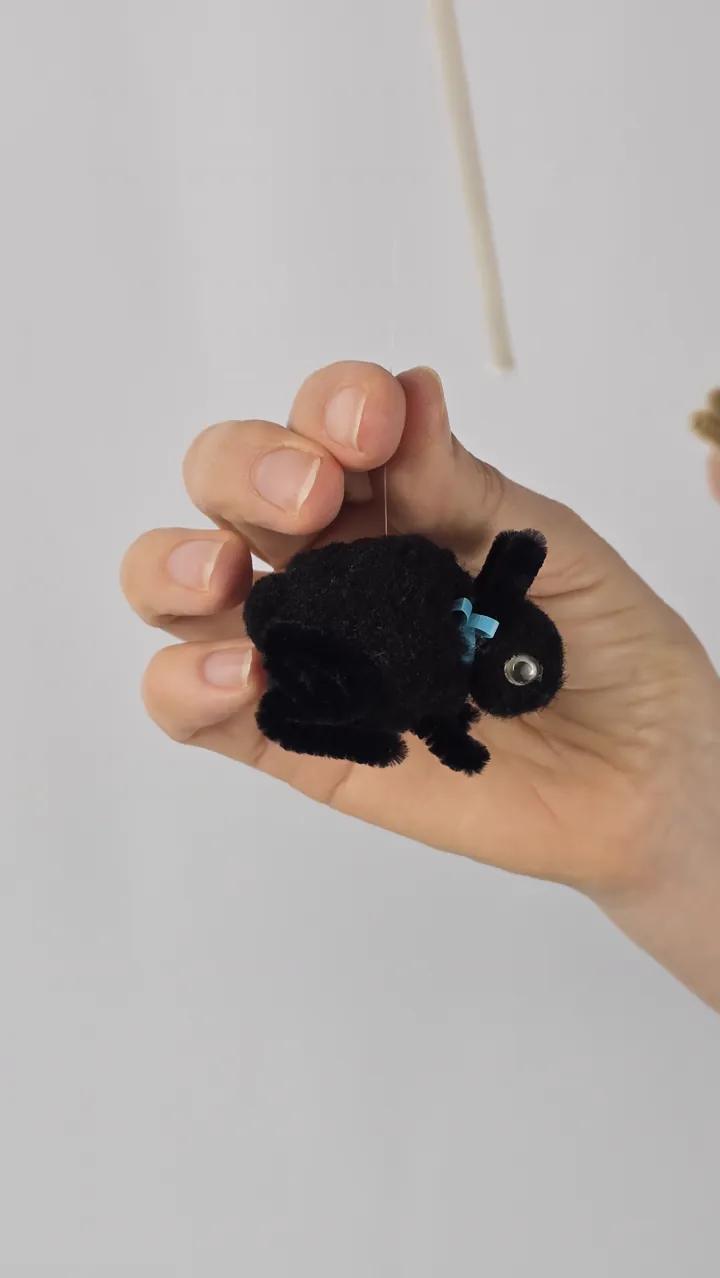 Mobile Lapins duveteux - détail visage et yeux d'un lapereau