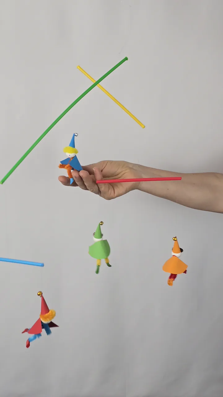 Mobile de lutins espiègles - main de Clotilde présentant le mobile