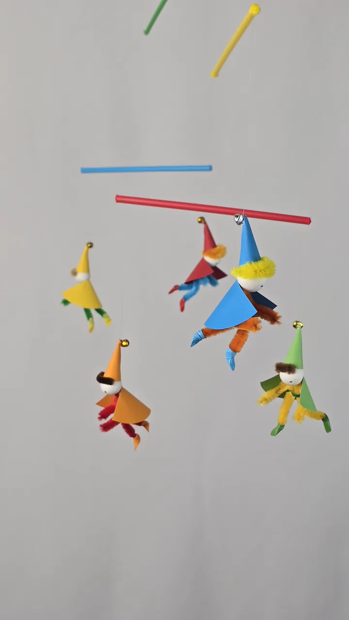Mobile de lutins espiègles - vue d'ensemble suspendu