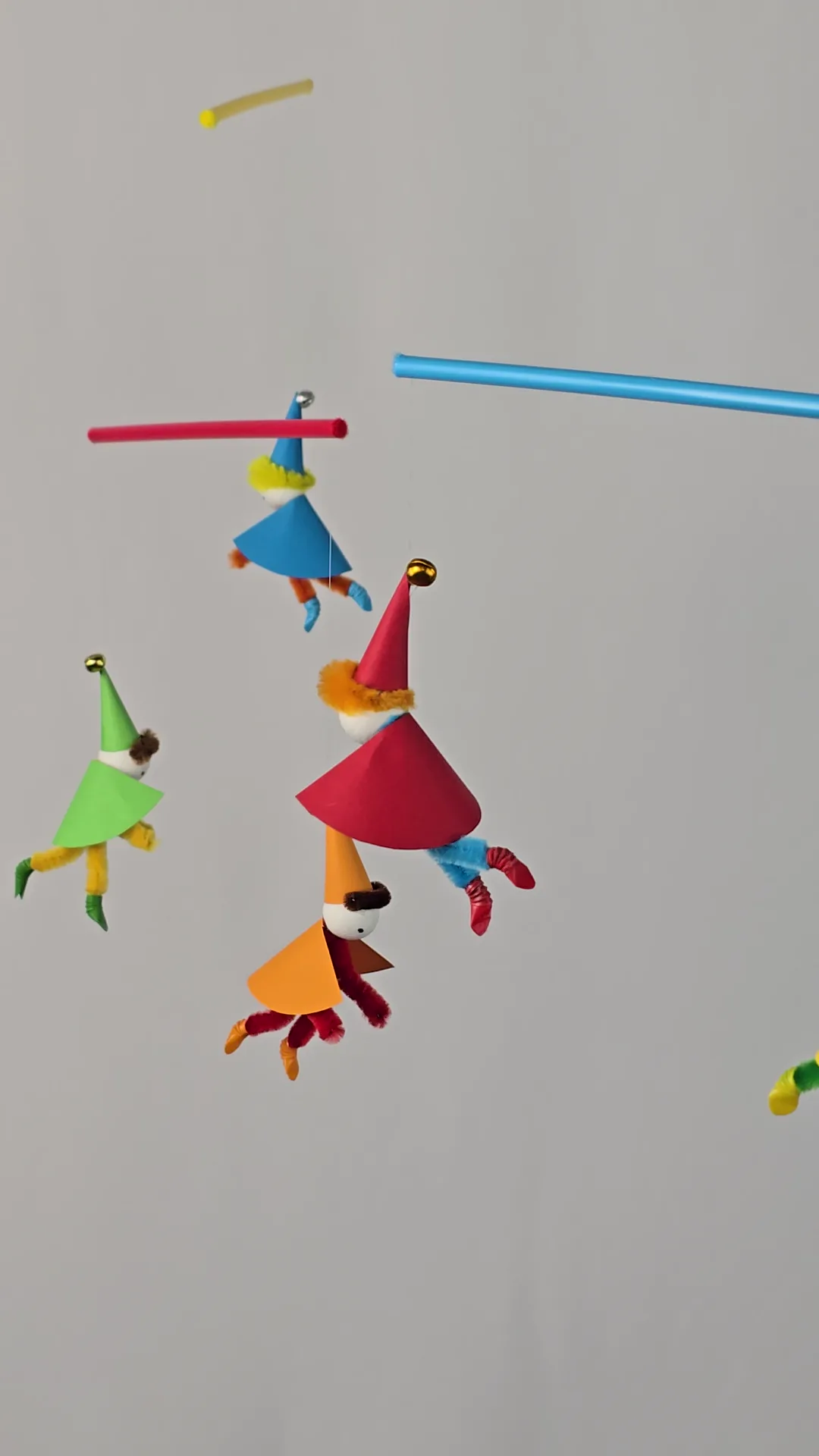 Mobile de lutins espiègles en mouvement