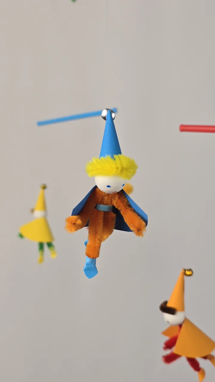 Mobile de lutins espiègles - détail tenue et bonnet