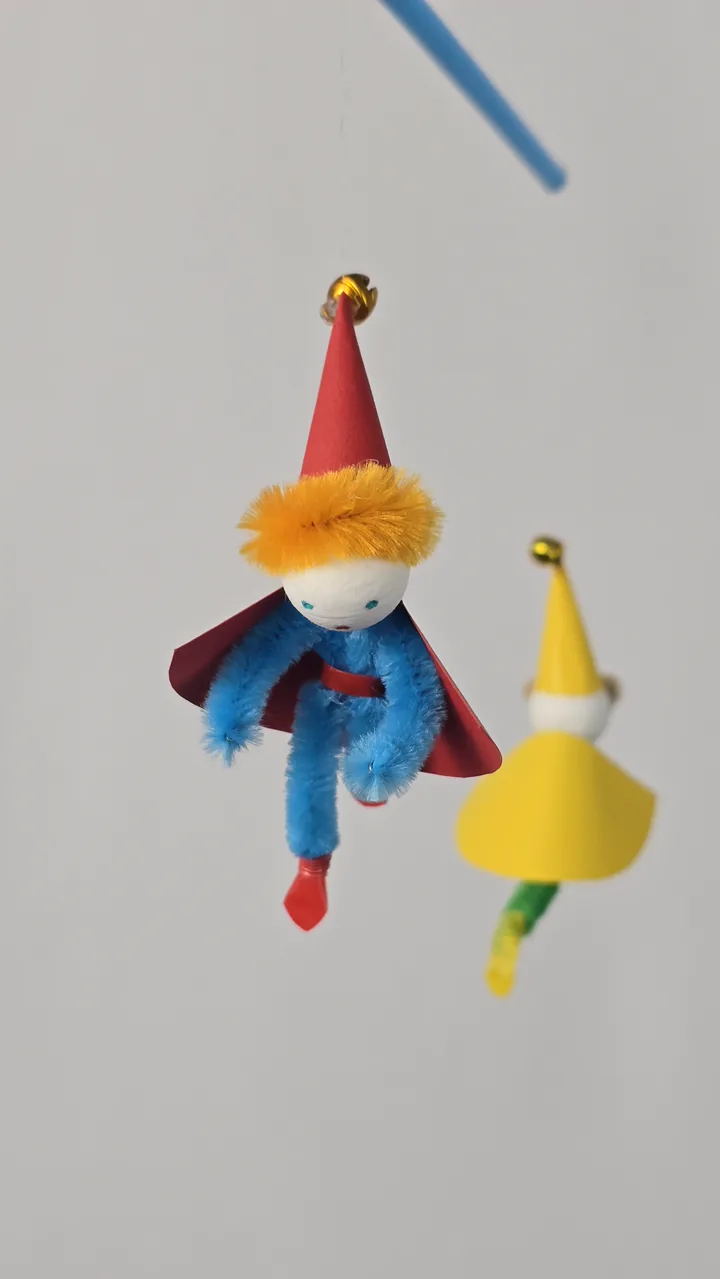 Mobile de lutins espiègles - détail visage