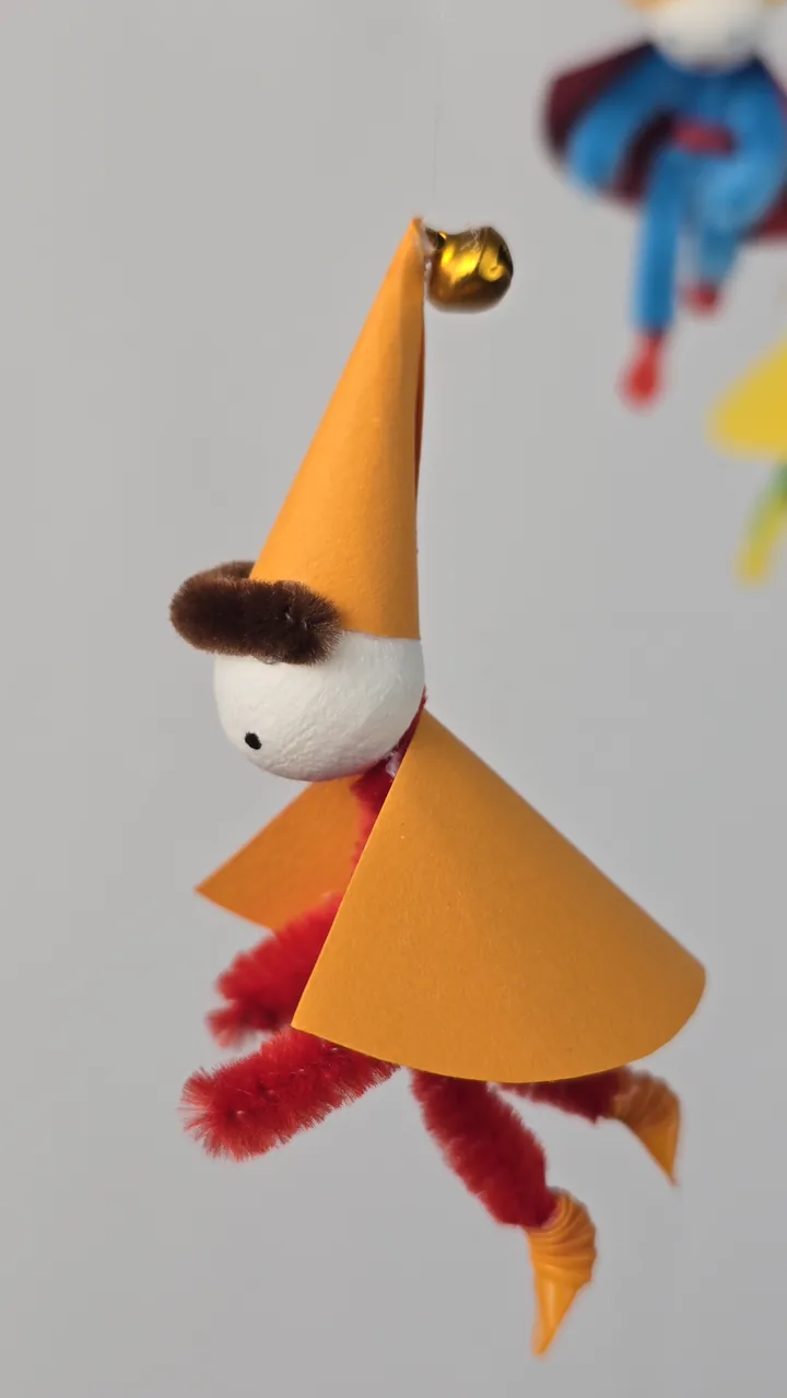 Mobile de lutins espiègles - détail composition