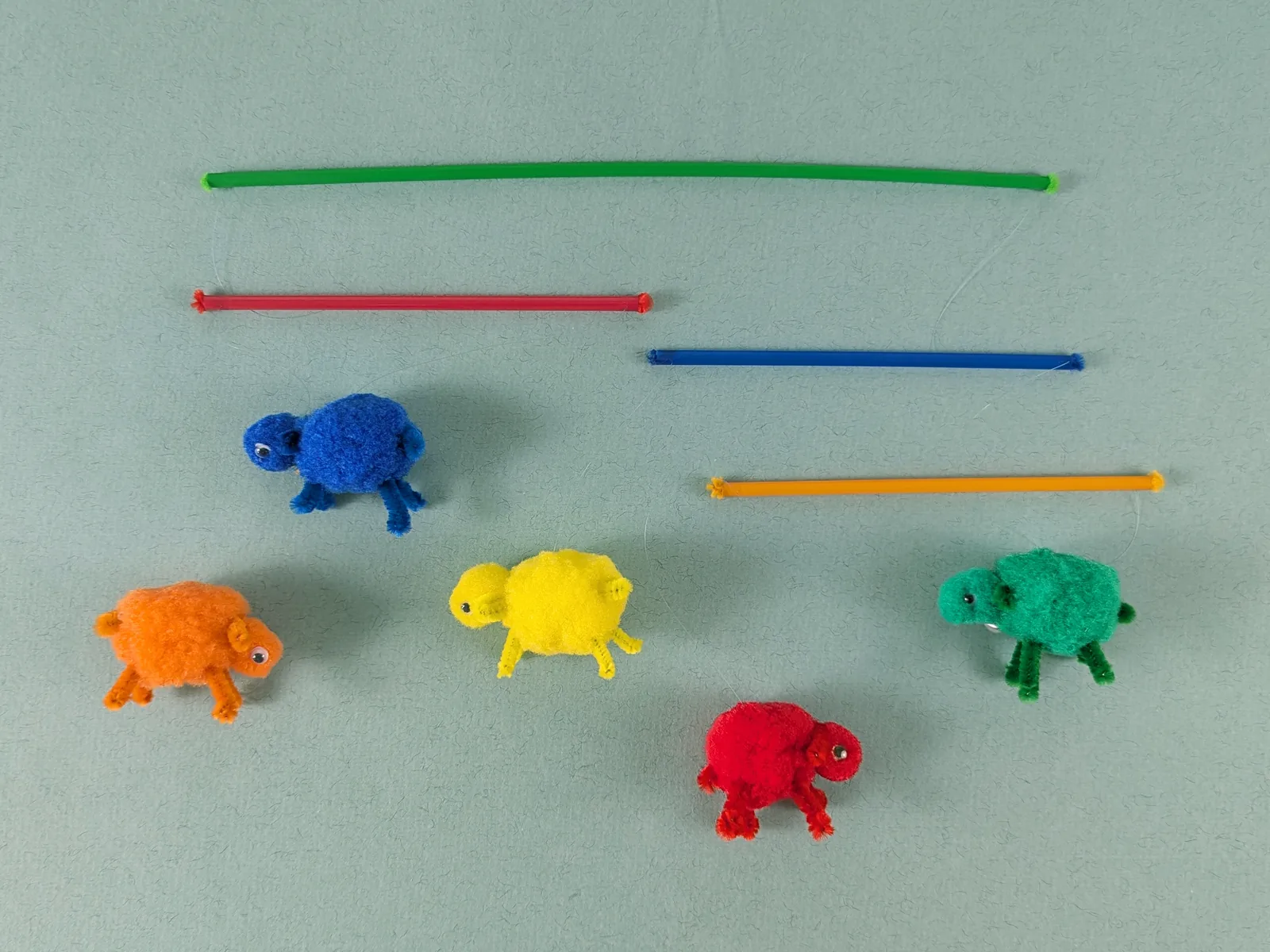 Mobile Bergerie de Couleurs - 5 moutons en pompons aux couleurs vives suspendus