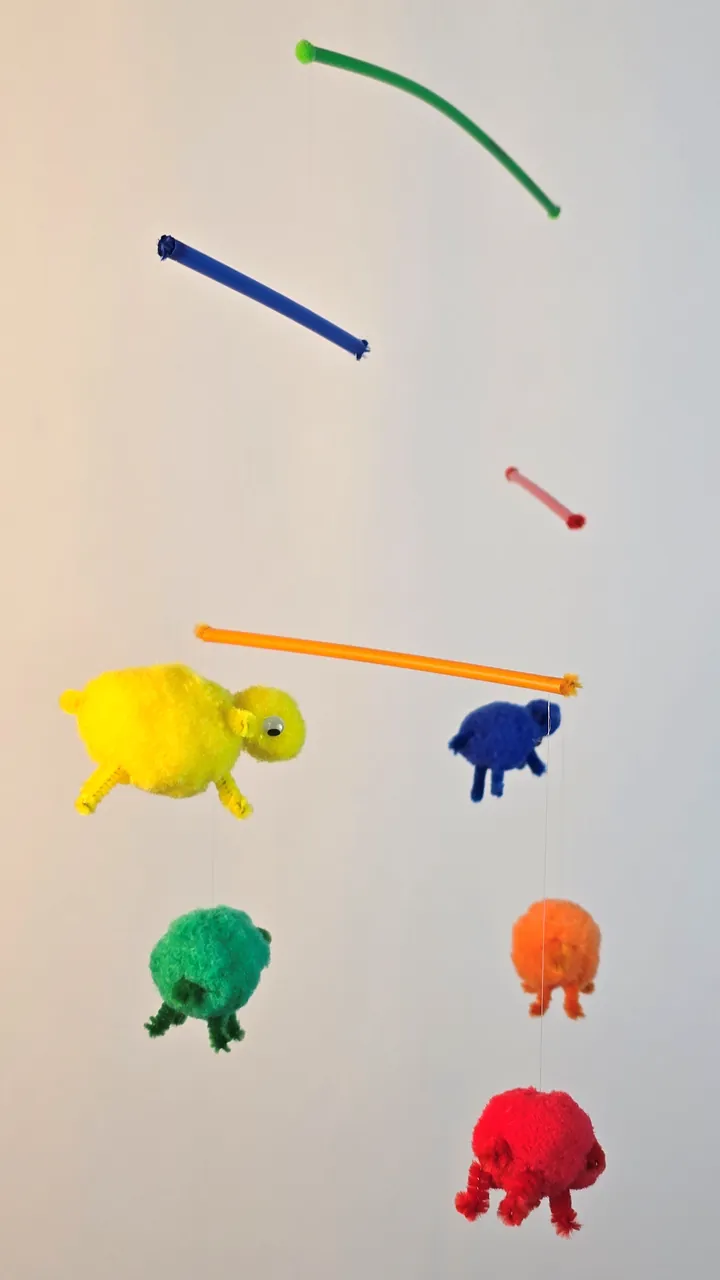 Mobile moutons colorés - vue d'ensemble du mobile suspendu aux teintes franches