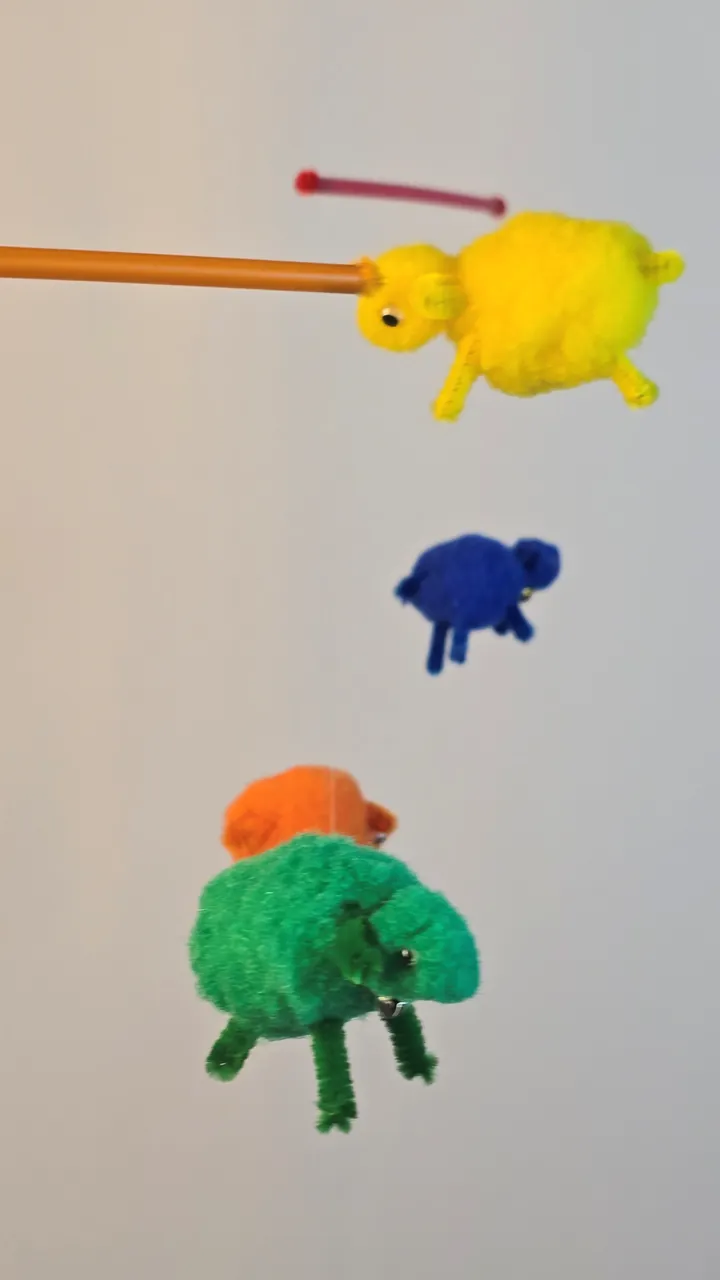 Mobile moutons colorés - détail d'un mouton en pompons aux couleurs vives