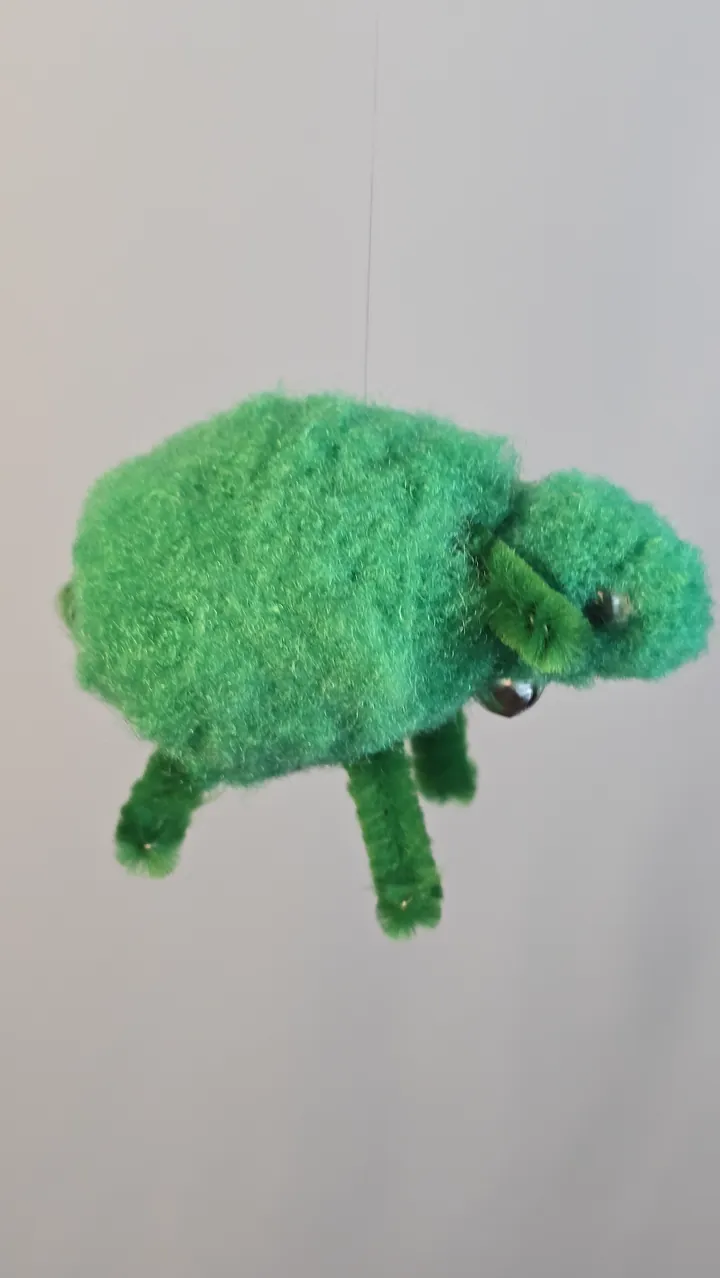 Mobile moutons colorés - détail des cinq couleurs assemblées