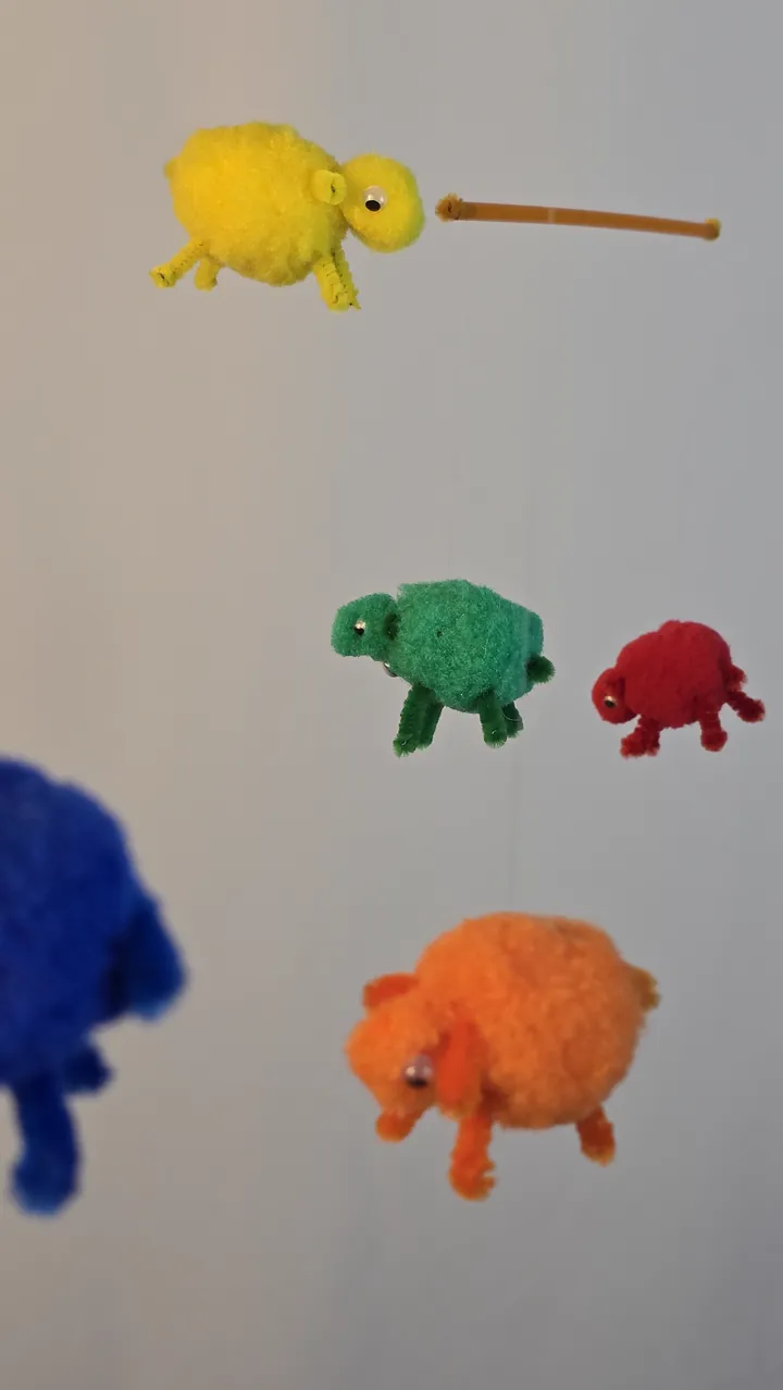 Mobile moutons colorés - détail visage et petite clochette