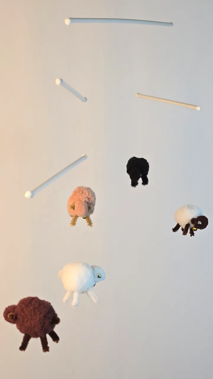 Mobile moutons naturels - vue d'ensemble du mobile suspendu en teintes douces
