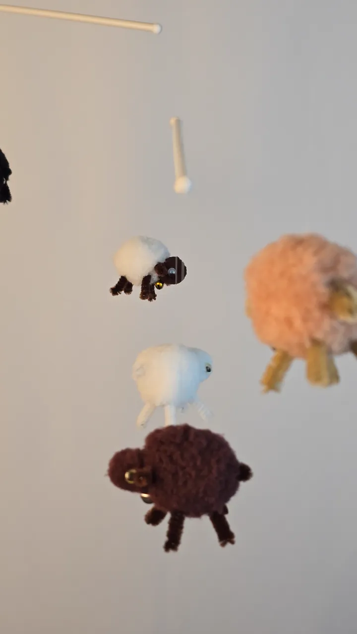 Mobile moutons naturels - détail d'un mouton en pompons écrus