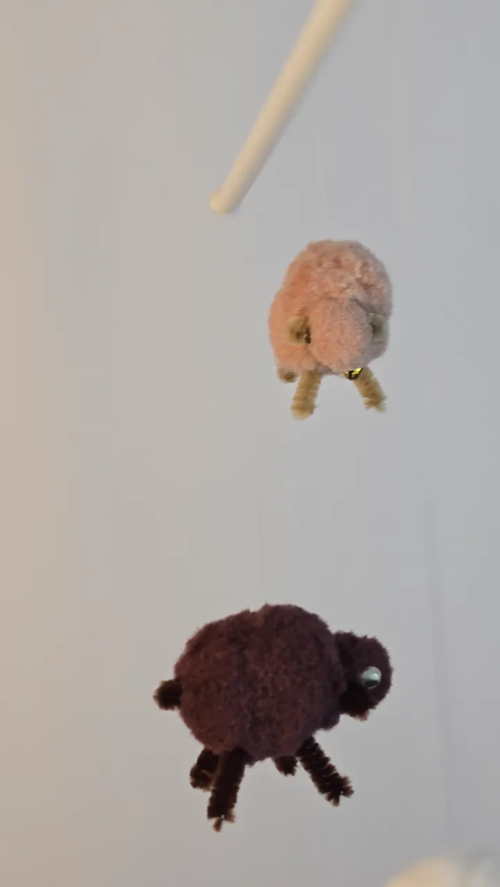 Mobile moutons naturels - détail laine bouclée et matière naturelle