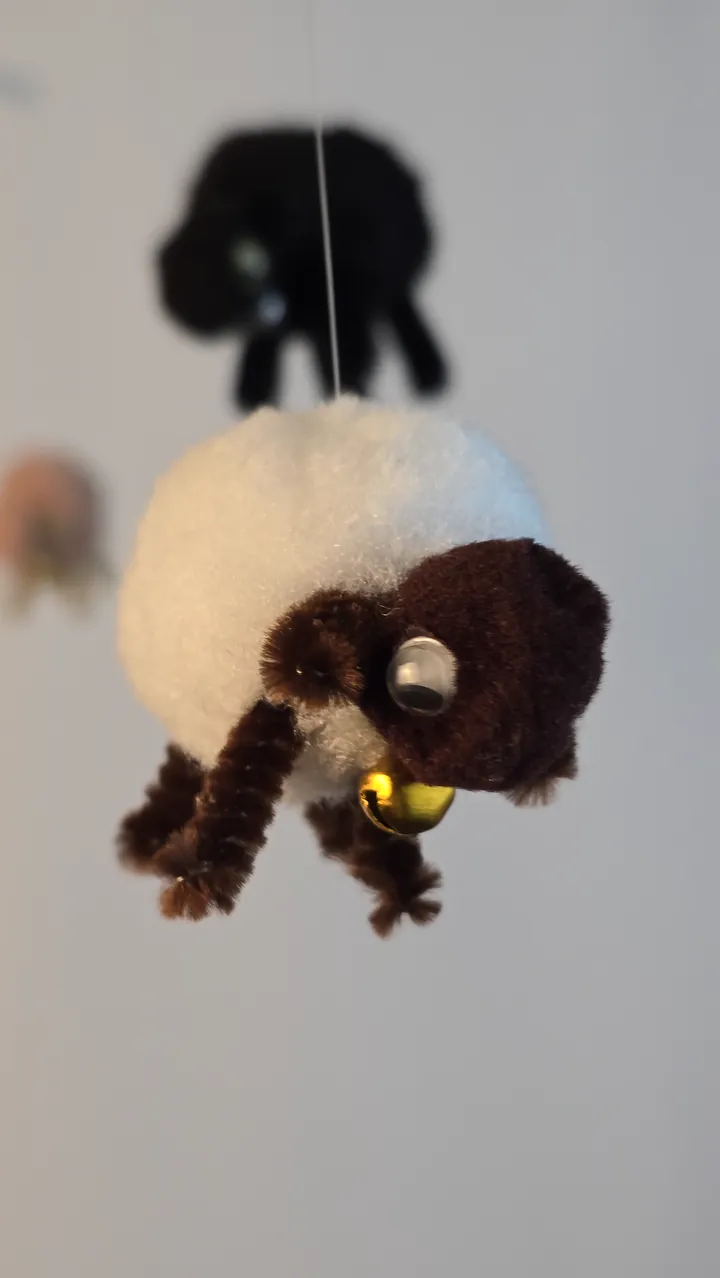 Mobile moutons naturels - détail visage et petite clochette
