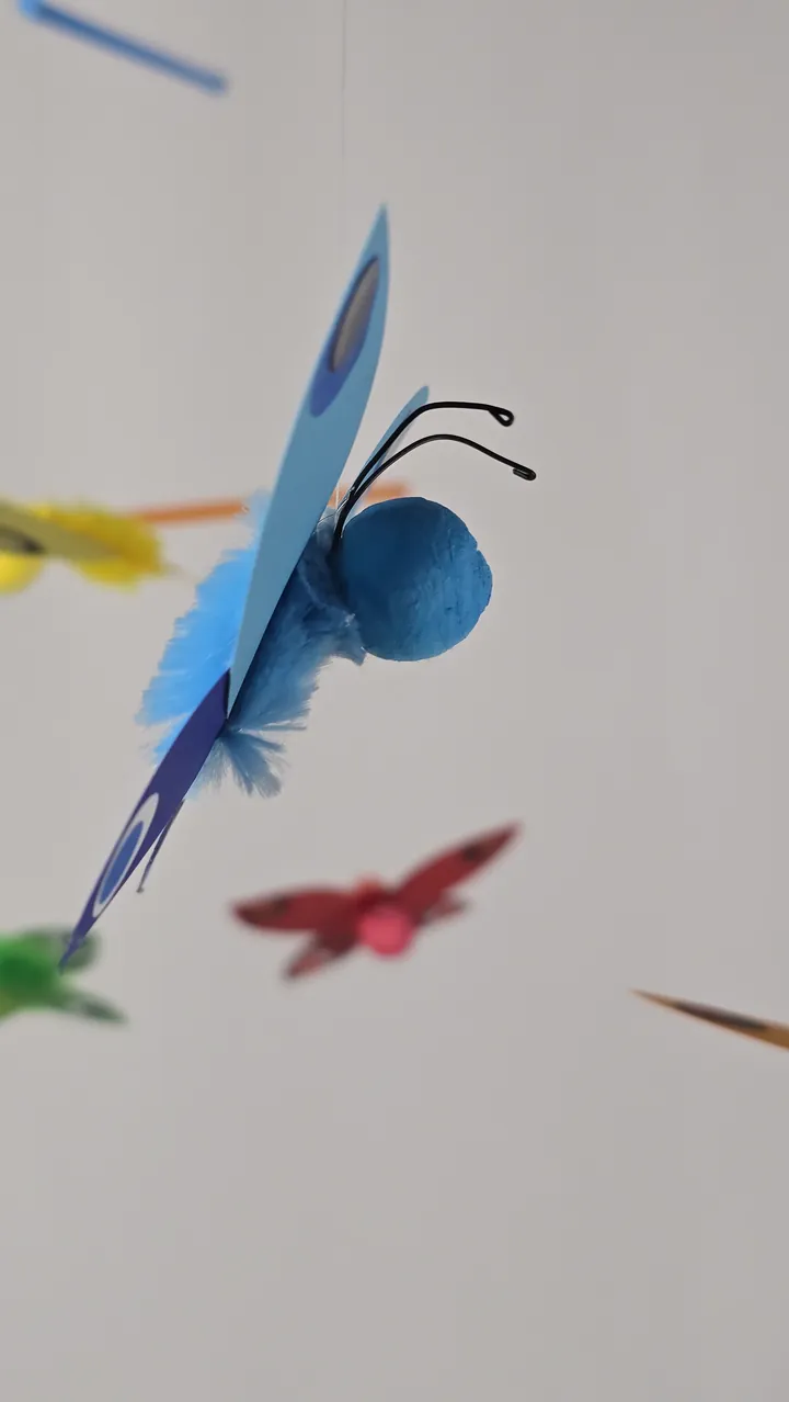 Mobile Farandole de Papillons - détail d'un papillon et de ses ailes en papier épais