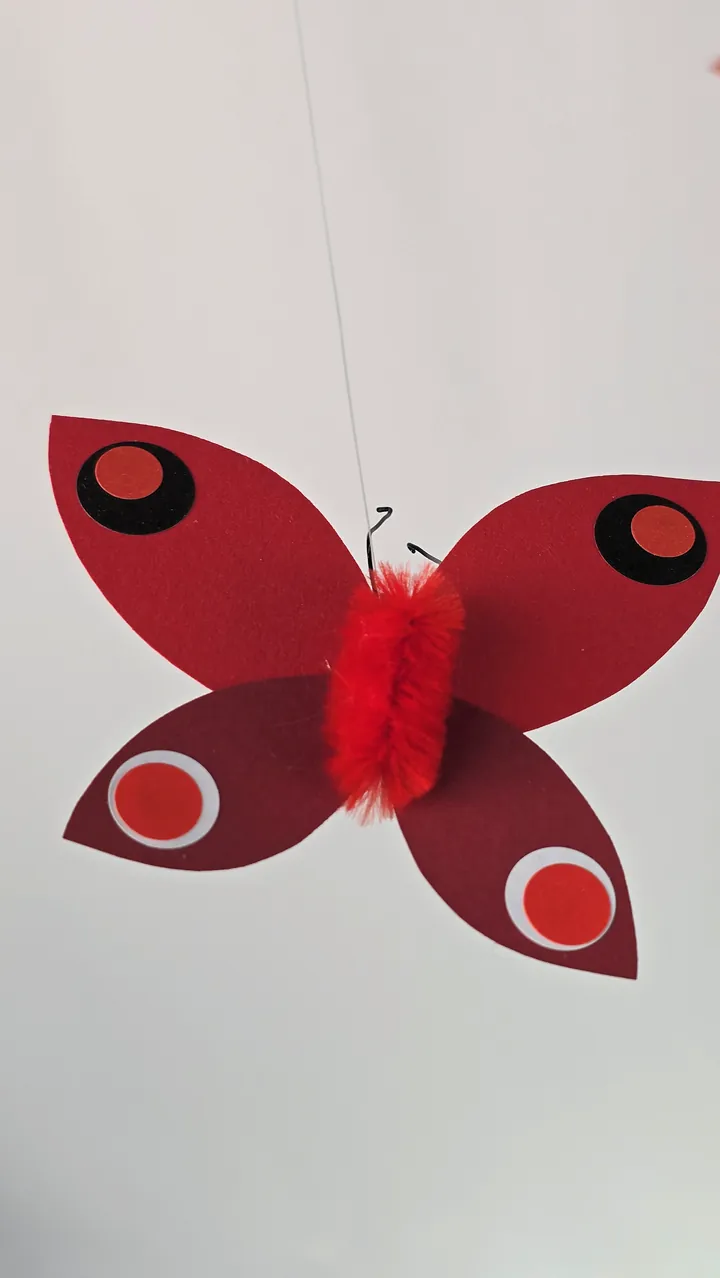 Mobile Farandole de Papillons - détail couleurs chatoyantes et chenille