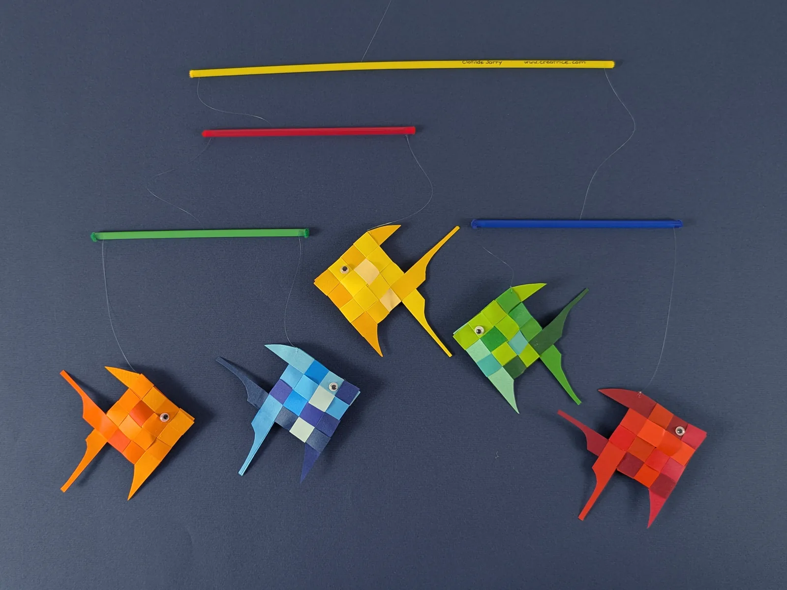 Mobile Poissons Mosaïque - 5 poissons aux écailles tissées en 40 nuances