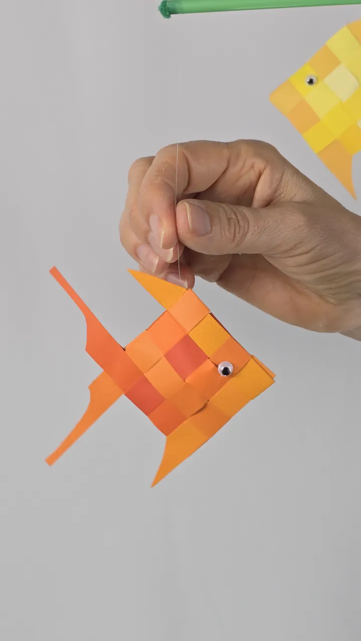 Mobile Poissons Mosaïque - détail tenu en main, écailles miroitantes