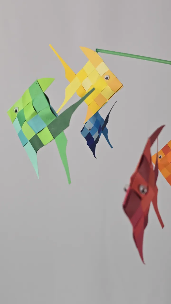 Mobile Poissons Mosaïque - détail d'un poisson et de son tissage en 8 nuances