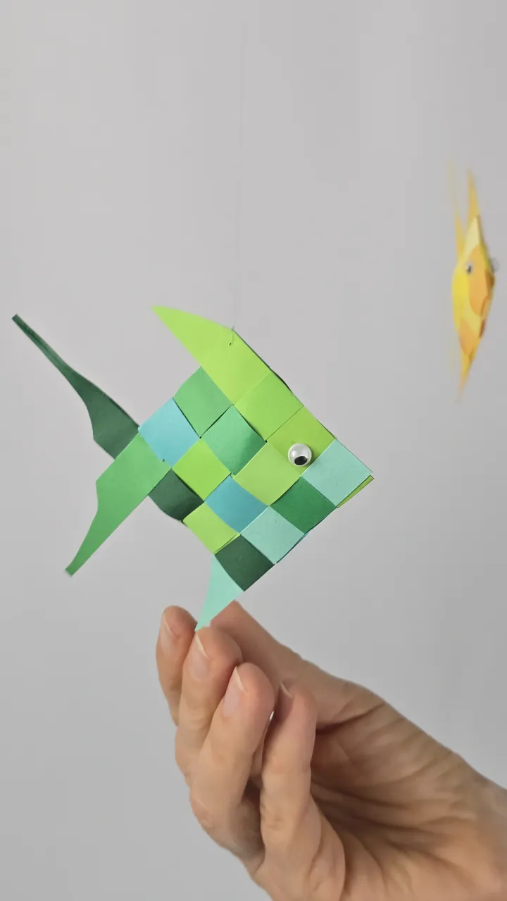 Mobile Poissons Mosaïque - détail mosaïque de papiers colorés
