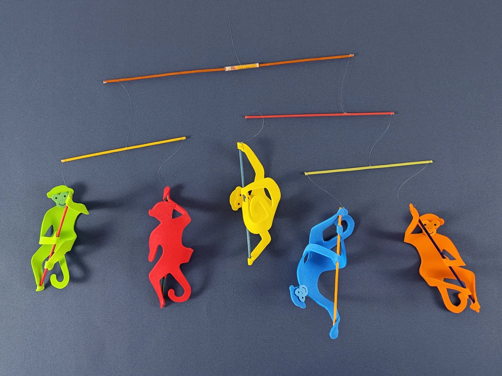 Mobile de singes colorés