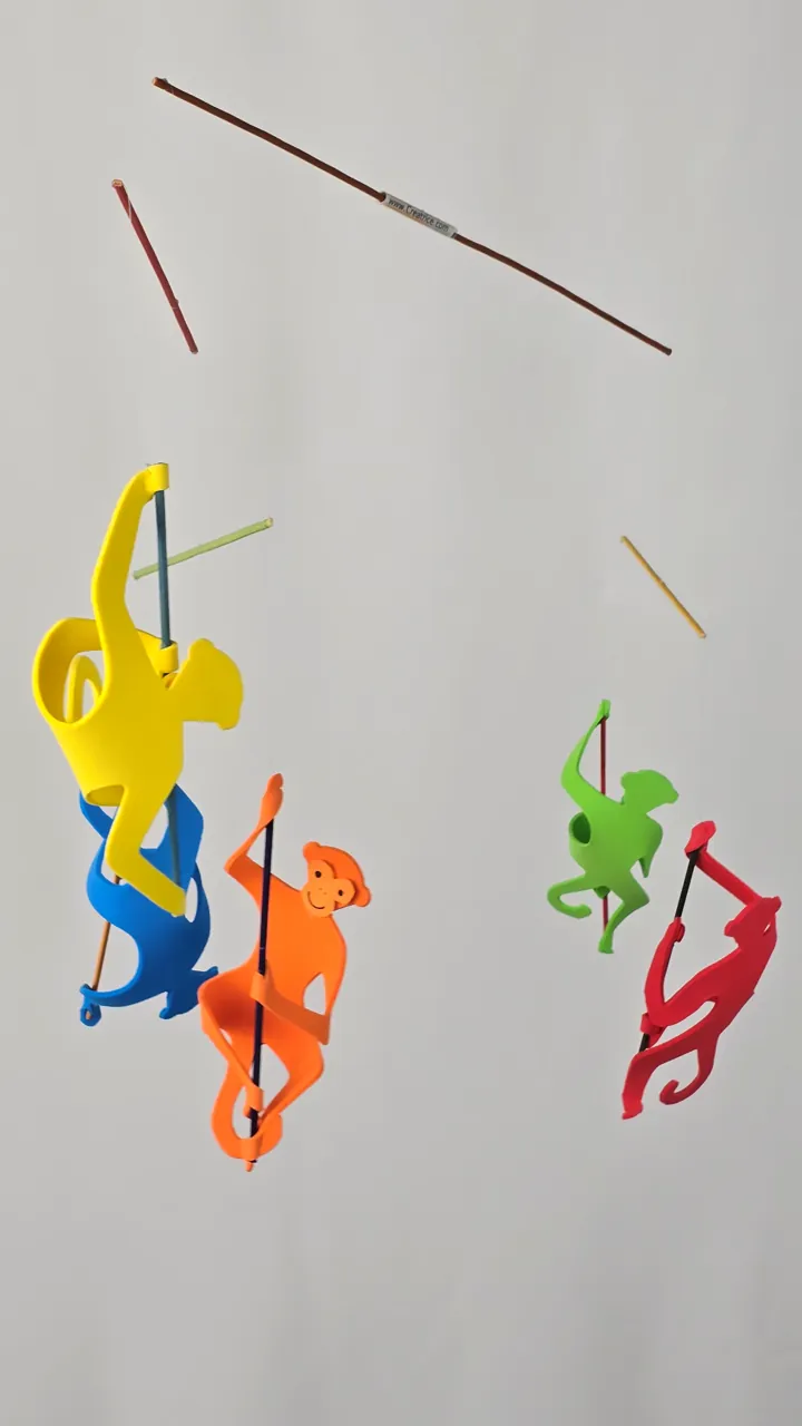 Mobile de singes colorés - vue d'ensemble du mobile suspendu