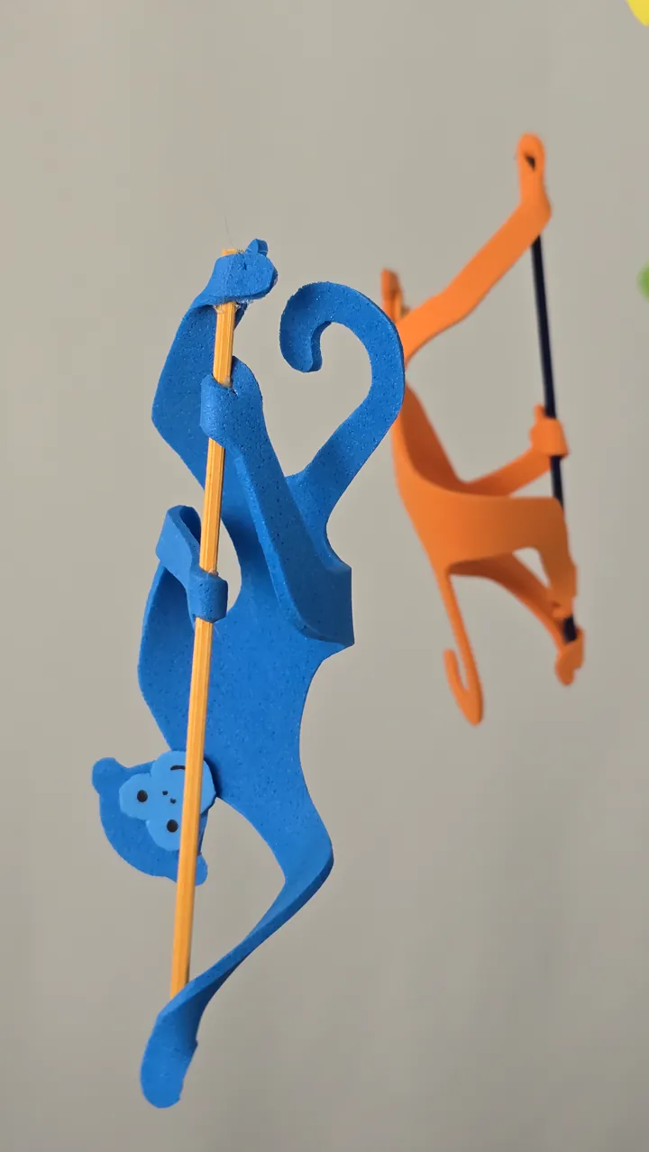 Mobile de singes colorés - détail d'un singe coloré en feuille de mousse