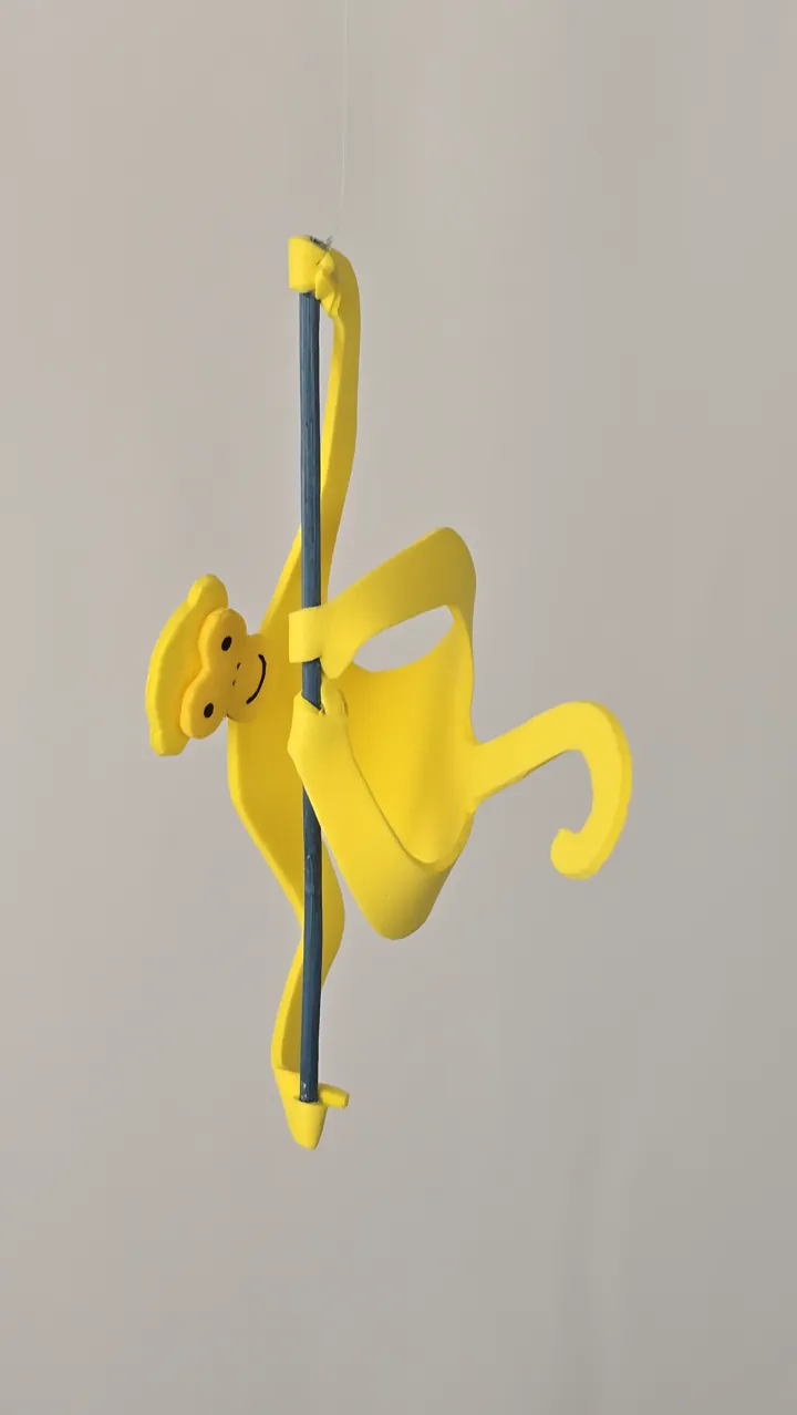Mobile de singes colorés - détail visage et expression joueuse