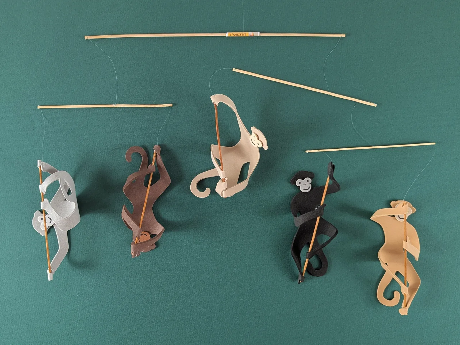 Mobile de singes naturels