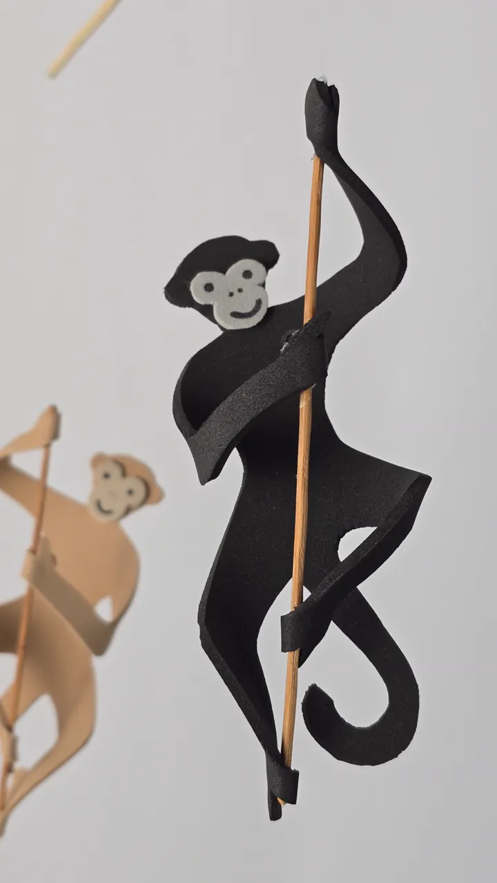Mobile de singes naturels - détail d'un singe en feuille de mousse