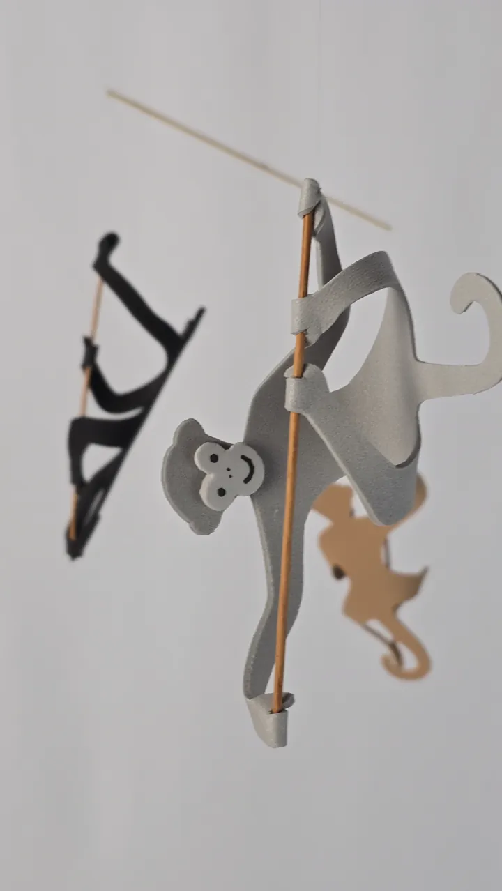 Mobile de singes naturels - détail visage et expression