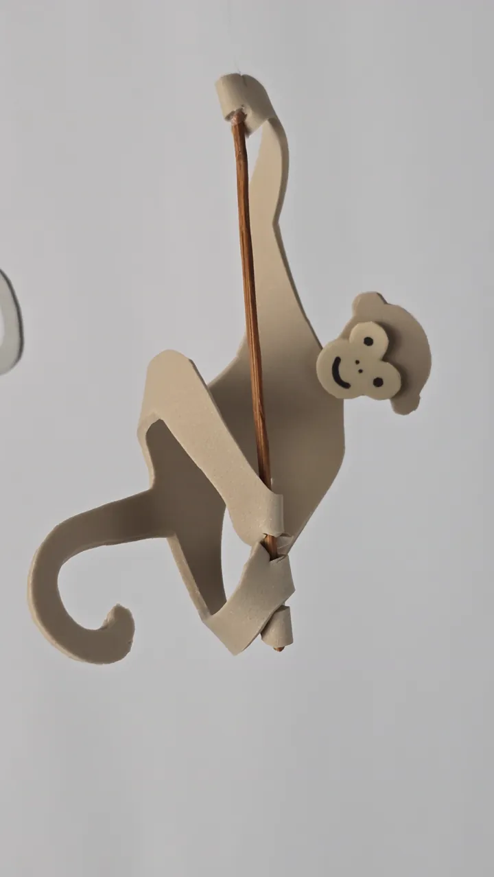 Mobile de singes naturels - détail composition et tige de bambou