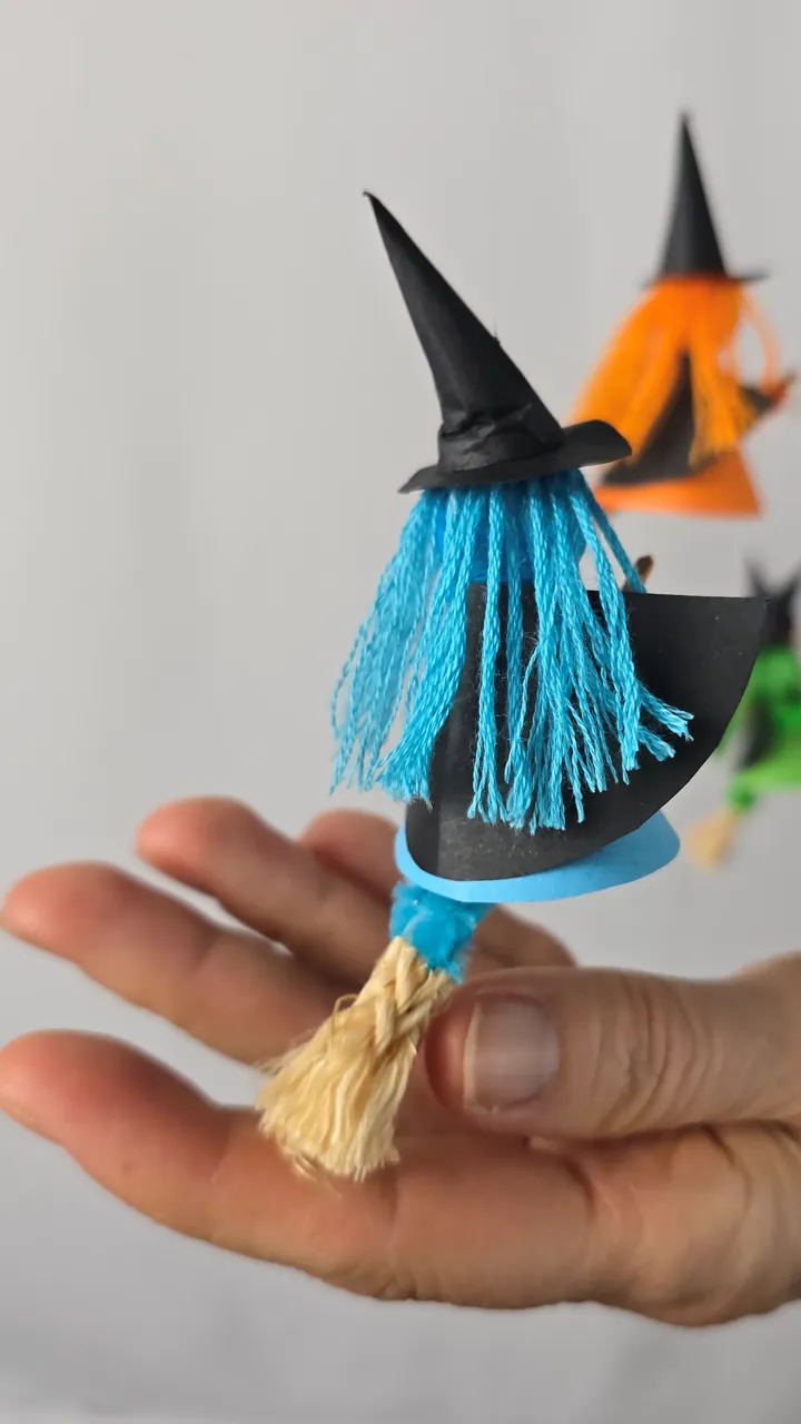Mobile de gentilles sorcières - détail d'une sorcière chapeau et cape