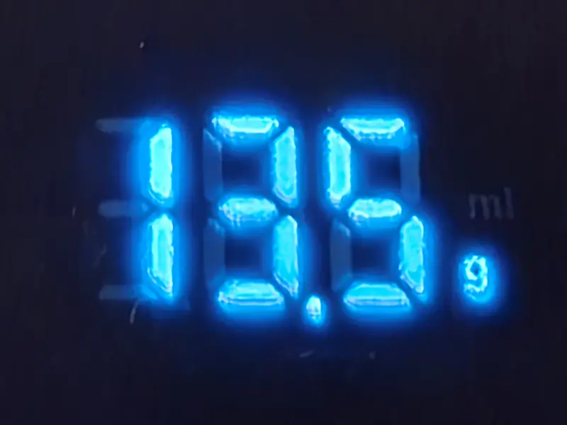 Zoom sur l'affichage de la balance : 13,5 grammes