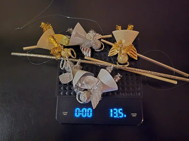 Mobile artisanal sur une balance affichant 13,5 grammes