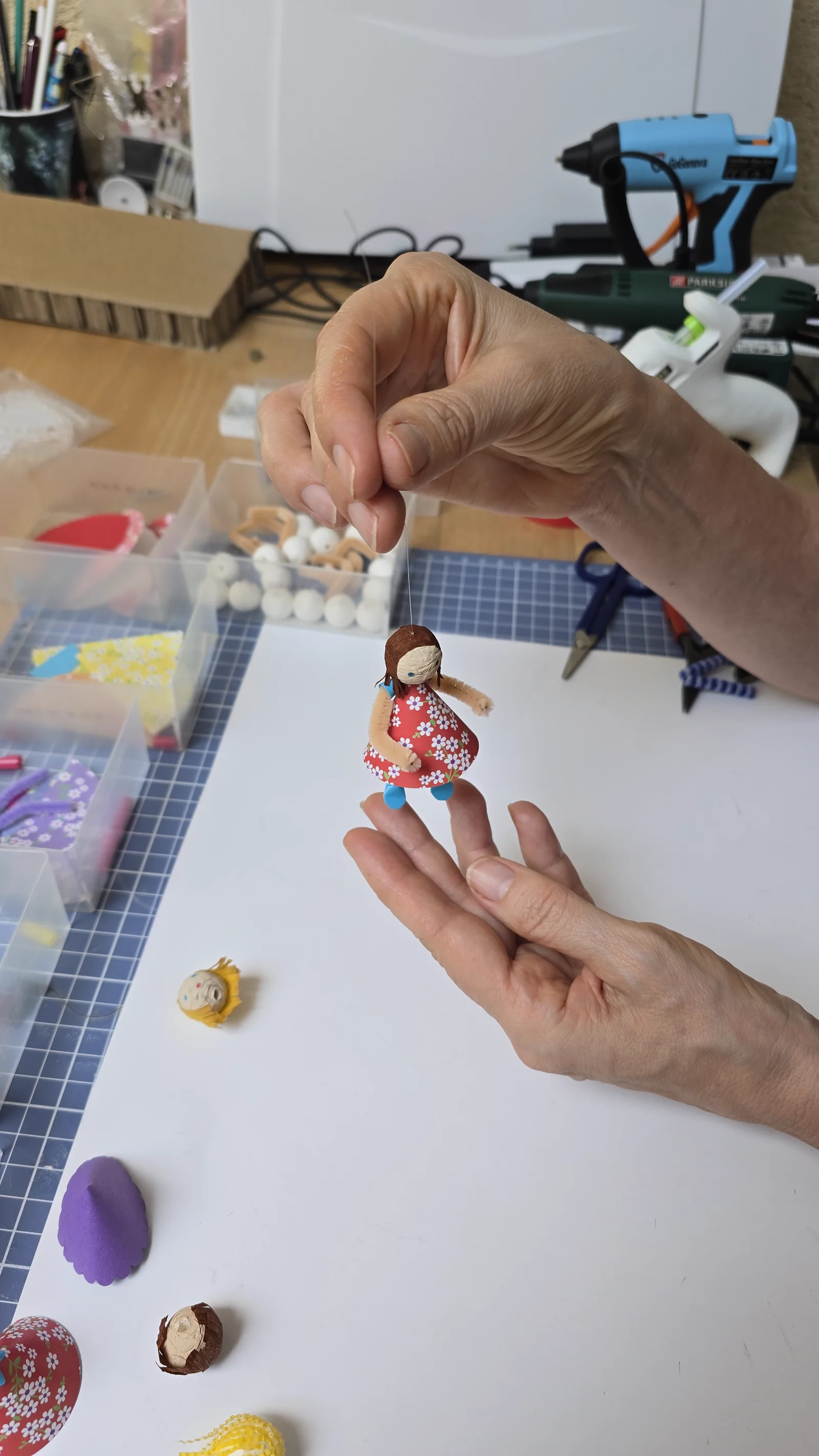 Élément fini suspendu au bout du fil de nylon, pendant l'équilibrage