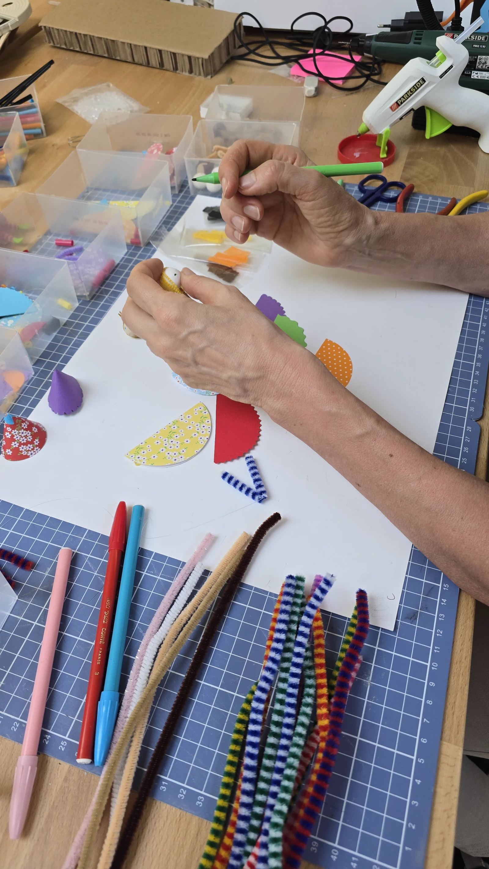 Fabrication à la main d'un élément du mobile dans l'atelier